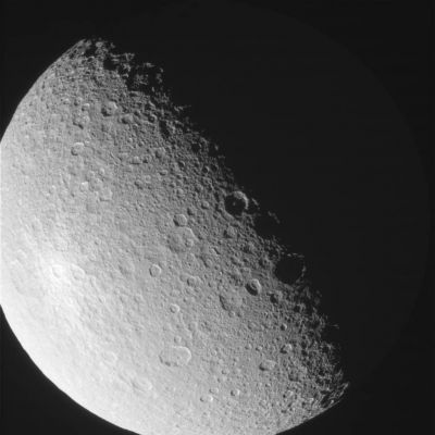 Rhea, from approx. 242.000 Km (1)
Tre frames sequenziali che ci mostrano la superficie di Rhea con grande chiarezza ed un eccellente livello di definizione. 
Vi suggeriamo di focalizzare la Vostra attenzione sui crateri che si stagliano propria lungo la linea del terminatore: come noterete, solo uno di essi - piuttosto grande, "incrociato" con un altro più piccolo e (riteniamo) più antico, visibile all'altezza dell'equatore apparente di Rhea - ci mostra un picco centrale il quale, però, sembra diventare più piccolo e meno luminoso durante quei 429 Km di viaggio che accorciano la distanza Rhea/Cassini fra il primo ed il terzo frame della serie. Si tratta, naturalmente, di un effetto visivo che deriva dal movimento della luna Saturniana intorno al proprio asse - rotazione dalla quale deriva un leggerissimo spostamento della linea del terminatore e degli oggetti che si trovano su di essa - durante l'intervallo di tempo che separa il primo dal terzo frame.
Giudicate Voi stessi..
Parole chiave: Saturn's Moons - Rhea