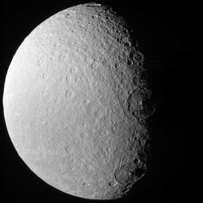 Rhea, from about 255.000 Km
Un'altra spettacolare ripresa della grande Rhea, in cui possiamo vedere -  e con grande chiarezza - non solo due grandi crateri (da impatto?), ma anche una serie di almeno 2 "crater clusters" che giacciono a ridosso della linea del terminatore. 
Chiarissima (ed inesplicabile, naturalmente) la grande depressione (forse un altro cratere?) che caratterizza la Regione a ridosso del Polo Nord (dal nostro punto di vista) di Rhea.
Parole chiave: Saturn's Moons - Rhea