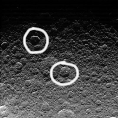 Moments of Rhea (6)
Cerchiature Bianche: due bizzarri crateri esagonali (quello di Sx sembra un esagono quasi regolare...). 
Il Prof. Hoagland, parlando di Giapeto, per un rilievo simile si sbilanciò parlando di "...simmetrie evidenti... - ergo di - ...chiare origini artificiali...". 

Tuttavia, sui pentagoni e gli esagoni di Rhea (addirittura - come questi - più regolari e definiti del rilievo Giapetiano) nonchè su alcune (curiose) linee che la attraversano per Km e Km (linee - apparentemente - lisce e dritte come autostrade), Hoagland non ha detto nulla. 
Sarà perchè, forse, non se n'è accorto...
Parole chiave: Saturn's Moons - Rhea