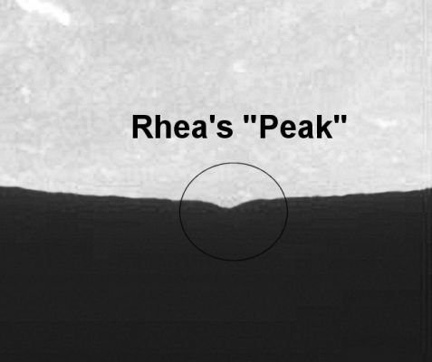 Moments of Rhea (6) - Rhea's "Peak" (detail mgnf)
Ricordate il "picco" (o la "Grande Montagna") di Oberon (Sez. "Uranus and His Moons")? Rilievi simili, per corpi celesti simili...
Parole chiave: Saturn's Moons - Rhea