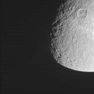 Moments of Rhea (7) - Squared Crater and anomalous "slope" (contex image)
Lo stesso rilievo che abbiamo adocchiato nel quadro n. 1, si ripropone da un angolo visuale migliore, sebbene osservato e ripreso da una distanza maggiore (poco più di 191.000 Km rispetto ai 167.000 del quadro n.1): la regione Est del grande cratere (che qui ci appare ad ore 12 - essendo mutata la posizione di Cassini rispetto a Rhea) pare proprio aver subito un "trauma" di un qualche tipo, poichè la bianca parete del cratere, come poi vedrete meglio nel detail mgnf, effettivamente si interrompe e cambia tessitura e colore.

Difficile fare ipotesi, ma la sensazione che un evento cataclismico si sia (in epoche neppure troppo remote) verificato in quella regione di Rhea ci pare alquanto probabile (e per i Lettori più ferrati in Scienze Planetarie, suggeriamo di fare un raffronto tra questo cratere e le sue pareti ed il cratere Lunare "Jansen-B": le somiglianze, secondo noi, ci sono e sono molto nette).
Parole chiave: Saturn's Moons - Rhea