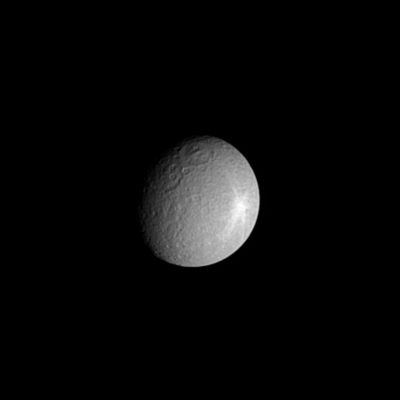 Rhea from about 1.700.000 Km
Caption NASA originale:"Saturn's moon Rhea shows off the moon equivalent of a black eye: a bright, rayed crater near its eastern limb. 
Rhea is about half the size of Earth's moon. At 1.528 Km across, it is the second-largest moon orbiting Saturn. 
The image was taken in visible light with the Cassini spacecraft narrow angle camera on Oct. 24, 2004, at a distance of about 1.7 MKMs from Rhea and at a Sun-Rhea-spacecraft, or phase, angle of 40°. The image scale is approximately 10 Km per pixel. Cassini will image this hemisphere of Rhea again in mid-January 2005 with an approx. 1 Km resolution". 
Parole chiave: Saturn's Moons - Rhea