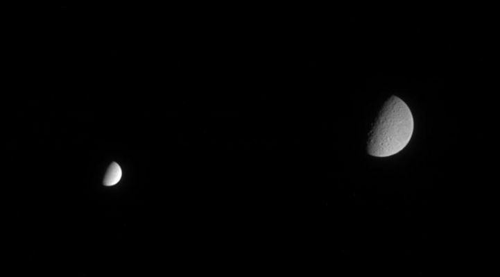 Rhea and Enceladus: which is which?
Caption NASA originale:"Though much farther away from Cassini when the spacecraft acquired this image, Saturn's second-largest moon Rhea still dwarfs the brightest icy moon Enceladus in this scene. Rhea is 1.528 Km (approx. 949 miles) across. Enceladus is 505 Km (approx. 314 miles) across. 
The image was taken in visible light with the Cassini spacecraft narrow-angle camera on Feb. 21, 2005, at a distance of approx. 2 MKM (approx. 1,3 million miles) from Enceladus and 2,5 MKM (approx. 1,6 MMs) from Rhea. The image scale is 12 Km (approx. 7 miles) per pixel on Enceladus and 15 Km (approx. 9 miles) per pixel on Rhea".
Parole chiave: Saturn's Moons - Rhea and Enceladus