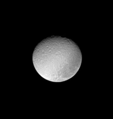 Rhea, from 1,8 MKM
Caption NASA originale:"The ancient and battered surface of Saturn's moon Rhea shows a notable dark swath of territory near the eastern limb in this image from Cassini. 
This view shows principally the Saturn-facing hemisphere on Rhea (1.528 Km across). North is up and tilted 40° to the right. 
The image was taken with the Cassini spacecraft narrow-angle camera on March 7, 2005, through a filter sensitive to wavelengths of ultraviolet light centered at 338 nnmts. The view was acquired at a distance of approx. 1,8 MKM (approx. 1,1 MMs) from Rhea and at a phase angle of 30°. Resolution in the original image was 10 Km per pixel. 
The image has been contrast-enhanced and magnified by a factor of two to aid visibility".
Parole chiave: Saturn's Moons - Rhea