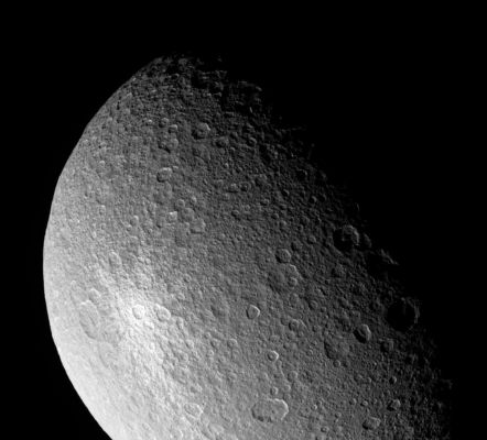 White young crater on Rhea
Caption NASA originale:"Looking closely at Saturn's moon Rhea during a distant flyby, Cassini provides this view of what appears to be a bright, rayed and therefore relatively young crater. This crater was also observed by Cassini at much lower resolution in the fall of 2004 and in spring of 2005. For comparison, viewing the same crater near the terminator (the line between day and night) would highlight the crater's topography (vertical relief), compared to its brightness, which is highlighted in this view where the Sun is at a higher angle. 
North on Rhea is up and rotated about 15° to the left. This view shows principally the leading hemisphere on Rhea".

Nota: guardate molto bene il bordo di Rhea e poi chiedeteVi se esso sembri di più il bordo di una 'sfera' o di uno 'sferoide'. Poi, se avete tempo e voglia, provate a rileggere i commenti del Prof. Hoagland sulla forma di Giapeto e sulle sue possibili cause ed implicazioni.
Parole chiave: Saturn's Moons - Rhea