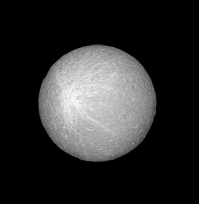 Rhea's "Bright Splat"
Caption NASA originale:"This view of Saturn's moon Rhea shows the tremendous "Bright Splat" that coats much of the moon's leading hemisphere. The bright feature may be impact-related and is visible in other Cassini images of Rhea. 
The image was taken in visible green light with the Cassini spacecraft narrow-angle camera on June 25, 2005, at a distance of approx. 1,1 MKM from Rhea and at a phase angle of less than 1°. Resolution in the original image was 7 Km (about 4 miles) per pixel (...)".

Nota: in qualità di Ricercatori nel campo delle Scienze Planetarie e quindi al di fuori di ogni intendimento strumentalmente polemico nei confronti della NASA e degli Scienziati che attribuiscono il 99,99% dei crateri presenti sui corpi celesti attualmente più conosciuti (dalla nostra Luna alle lune di Nettuno) all'azione di impatti, desideriamo sottolineare che un "Bright Splat" come questo, al 99,99%, NON è attribuibile ad un impatto (a meno che l'agente impattante non fosse una gigantesca palla di fango).
Parole chiave: Saturn's Moons - Rhea