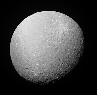 Rhea, from about 342.000 Km
Cassini looks upward at the South Polar Region on Rhea during a recent distant encounter. Rhea's icy surface is so heavily saturated with impact craters that the moon's limb, or edge, has a rugged, bumpy appearance. The bright splotch seen here near the upper right is impact material (or ejecta) from a relatively fresh crater. 
The image was taken with the Cassini spacecraft narrow-angle camera on July 14, 2005, at a distance of approx. 342.000 Km (about 212.000 miles) from Rhea and at a Sun-Rhea-spacecraft, or phase, angle of 36°. The image was obtained using a filter sensitive to wavelengths of infrared light centered at 298 nnmts. The image scale is 1,6 Km per pixel
Parole chiave: Saturn's Moons - Rhea