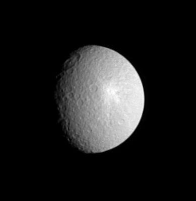 Tirawa Impact Basin on Rhea
The giant Tirawa impact basin straddles the day and night boundary on Saturn's moon Rhea in this view from the Cassini spacecraft. The ancient basin is 5 Km deep in places, as measured in NASA Voyager images. The whole basin is about 360 Km across. 
The prominent bright splotch to the southeast of Tirawa is ejecta from a fairly fresh crater. This view of Rhea (1.528 Km, such as about 949 miles across) reveals terrain slightly to the East of a similar Cassini view, released earlier (see Diversity of Impacts). The sunlit surface in this view is principally on the leading hemisphere of Rhea. North is up and rotated 13° to the left. 
The image was taken in visible light with the Cassini spacecraft narrow-angle camera on Aug. 13, 2005, at a distance of approx. 2 MKM (about 1,2 MMs) from Rhea and at a Sun-Rhea-spacecraft, or phase, angle of 50°. Resolution in the original image was 12 kilometers (7 miles) per pixel. The image has been contrast-enhanced and magnified by a factor of two to aid visibility.
Parole chiave: Saturn's Moons - Rhea