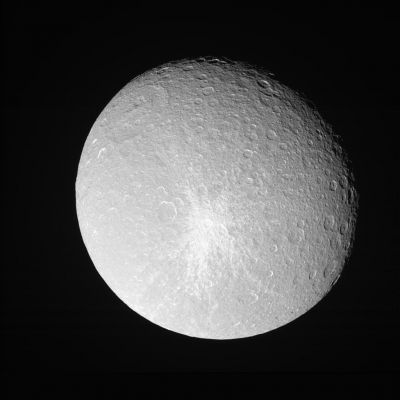 Rhea (HR)
Caption NASA originale:"Rhea shows off her bright, fresh-looking impact crater in this Cassini view taken during a close approach. The view is toward the Leading Hemisphere on Rhea. North is up.

The image was taken in visible light with the Cassini spacecraft narrow-angle camera on Feb. 24, 2006 at a distance of approx. 343.000 Km (such as about 213.000 miles) from Rhea and at a phase angle of 27°. Image scale is 2 Km (about 1 mile) per pixel".
Parole chiave: Saturn's Moons - Rhea