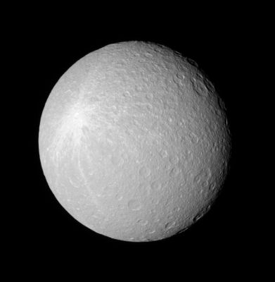 Bright "Splat", Bright "Ice"...
Caption originale:"Rhea's crater-saturated surface shows a large bright blotch, which was likely created when a geologically recent impact sprayed bright, fresh ice ejecta over the moon's surface. The rim of the great Tirawa impact basin can be seen near the top of the image. The giant feature is approx. 360 Km (about 220 miles) across. 
This equatorial view captures Rhea's Leading Hemisphere. North is up and rotated 40° to the right. 

The image was taken in visible red light with the Cassini spacecraft narrow-angle camera on April 28, 2006 at a distance of approx. 481.000 Km (about 299.000 miles) from Rhea and at a Sun-Rhea-spacecraft, or phase, angle of 23°. 
Image scale is approx. 3 Km (about 2 miles) per pixel".
Parole chiave: Saturn's Moons - Rhea