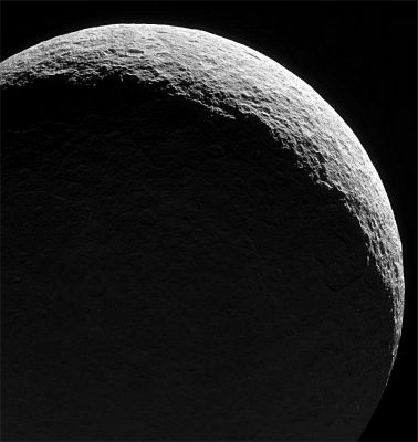 Crescent Rhea (Super HR)
Caption NASA originale:"Rhea's devastated surface creates a jagged terminator as mountains and crater rims break-up the line between day and night. Terrain on Rhea's night side is dimly lit by reflected light from Saturn. 
The view looks toward the Southern Hemisphere on the moon's trailing side. North on Rhea is up. 

The image was taken in visible green light with the Cassini spacecraft narrow-angle camera on May 22, 2006 at a distance of approximately 263.000 Km (about 164.000 miles) from Rhea and at a phase, angle of 138°. Image scale is approx. 2 Km (about 1,4 mile) per pixel".
Parole chiave: Saturn's Moons - Rhea