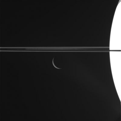 Sliding in the Darkness... (1)
Un trittico di immagini molto suggestive: Rhea, muovendosi nel silenzio dello spazio circum-saturniano, scivola verso l'ombra del Gigante Anellato e si immerge nella Notte di Saturno.

Commenti? Inutili...
Parole chiave: Saturn and Rhea
