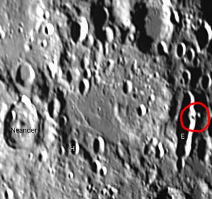 A possible Anomaly near Rheita E? (1)
Su segnalazione dell'Amico Massimo Granzo (che ci ha inviato questo bellissimo frame) abbiamo provato a verificare se l'oggetto visibile nella cerchiatura rossa fosse un semplice photoartifact, o un rilievo curioso e parzialmente illuminato, oppure un'Anomalìa Orbitale vera e propria (un Fast-Walker - lett. "Veloce Camminatore" - il quale è: "...an object - or more objects - moving across the Lunar Disc.  Alexey Arkhipov, an astronomer in Prague, refers to these objects as 'FMOs' or 'Fast-Moving Objects'..."). 

Si, avete capito bene: un oggetto (naturale o non) il quale si muove - dal nostro punto di vista - in prossimità della superficie della Luna ed quindi - talvolta - capace di produrre un'ombra sulla medesima.
L'analisi riguardo a questo interessante frame è stata svolta dal Dr A. Feltri.
Parole chiave: The Moon from orbit - possible Anomaly