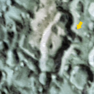 A possible Anomaly near Rheita E? (2)
"...L'effetto ombra che si vede nel frame Sovietico potrebbe (e dovrebbe) essere dovuto ad una specie di setto che divide due crateri secondari del cratere multiplo Rheita E.
In questo profilo fotoclinometrico la freccia indica il punto incriminato in cui l'ombra si interrompe per via del piccolo promontorio...".

Vi rammentiamo che per "Cratere Secondario" si intende il cratere il quale è venuto a crearsi a seguito dell'impatto di schegge risultanti da un primo impatto (il quale dà luogo al Cratere Primario). E' irrilevante, ai fini della definizione di "Cratere Secondario", che le schegge le quali provocano questo tipo di cratere sìano degli ejecta - come è probabile - oppure dei frammenti del corpo impattante).

Il Cratere Multiplo (o Crater Cluster) può essere sia il risultato di una serie di impatti localizzati nella medesima area, ancorchè in tempi diversi; sia il prodotto di una serie di impatti concentrati sulla medesima area e verificatisi simultaneamente o quasi.
Parole chiave: The Moon from orbit