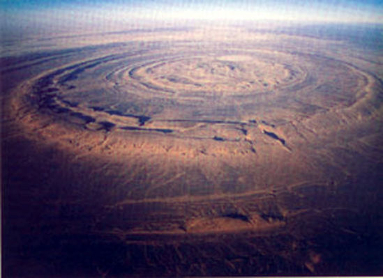 Richat Crater
Ed ecco il Richat Crater, a colori, che ci rammenta - caso mai ce ne fosse bisogno - che la "nostra" Terra è, in fondo, come Venere, come Marte e come infiniti altri Corpi Celesti dell'Universo.
Il "messaggio nella bottiglia" che ci viene consegnato attraverso questa splendida immagine del cratere Richat dice, a nostro parere, solo queste poche parole:

"Il nostro Pianeta non è e noi non siamo un'eccezione. 
Il nostro Pianeta non è e noi non siamo diversi dal resto del Sistema Solare. 
Il nostro Pianeta non è e noi non siamo diversi dal resto dell'Universo. 
La Terra NON E' UNICA e noi NON SIAMO UNICI".
Parole chiave: Earth - Richat Crater