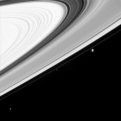 The "rings" and a "string" of Moons...
Caption NASA originale:"Moons visible in this image: Mimas (398 Km, or 247 miles across) at right, Pandora (84 Km, or 52 miles across) near center and Janus (181 Km, or 113 miles across) in the lower left corner. Mimas' orbit inclination of 1,6° relative to Saturn's equator is enough to make it appear as if it orbits just beyond the F-Ring when viewed from this vantage point of 5° below the Rings. In fact, it is 34.000 Km (such as approx. 21.000 miles) more distant than Janus".
Parole chiave: Saturn and Companions