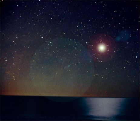 SN 1006: A New Sun over the Ocean...
...Si tratta soltanto di una - riuscita - ricostruzione/falsificazione, ma il risultato finale è comunque molto bello e ci dimostra, una volta ancora, che se si è capaci di "giocare" con le immagini, si può creare qualsiasi cosa e si può ingannare chiunque...

Caption originale:"A new star, likely the brightest supernova in recorded human history, appeared in planet Earth's sky about 1000 years ago, in 1006 AD. The expanding debris cloud from the stellar explosion is still visible to modern astronomers, but what did the supernova look like in 1006? In celebration of the millennial anniversary of SN1006, astronomer Tunc Tezel offers this intriguing suggestion, based on a photograph he took on February 22, 1998 from a site overlooking the Mediterranean Sea, south of Antalya, Turkey. On that date, bright Venus and a waning crescent Moon shone in the early morning sky. Adopting calculations which put the supernova's apparent brightness between Venus and the crescent Moon, he digitally superposed an appropriate new star in the picture. He placed the star at the supernova's position in the southerly constellation of Lupus and used the water's reflection of moonlight in the final image".
Parole chiave: The Universe Inside