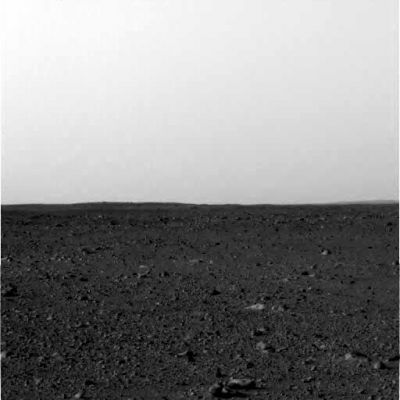 Sol 1: the early pictures from Spirit (1)
Le primissime immagini giunte da Marte - Area Gusev Crater - e riprese dal Rover Spirit.
Sono dei sub-frames - ossìa delle immagini a dimensioni ridotte - che ci mostrano i dintorni del Landing Site.

E' incredibile - ed anche piuttosto triste -, ma la sensazione che molti provano, guardando questi frames, è che sembra essere già passato un secolo dall'arrivo di Spirit su Marte e che questa sia "roba vecchia".
Roba vecchia.
Forse viviamo in un mondo che si muove troppo rapidamente, o forse in una società troppo distratta e superficiale. 
O forse ciò che interessa la maggior parte delle persone sono solo le "novità".

Ma le "novità", per natura e definizione, durano poco: dopo resta la Storia e noi, per Marte (come per la Luna) crediamo che questa Storia debba essere ancora scritta, in larghissima misura.

Marte e la Luna non appartengono al passato: Marte e la Luna, che ci crediate o meno, appartengono al Futuro! 
Parole chiave: Postcards from Mars