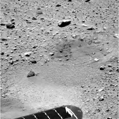 Sol 4: a small "hollow" near Spirit?
Ne abbiamo parlato recentemente, sempre a proposito di Spirit, di queste interessanti formazioni superficiali chiamate "hollow" (lett.---->cavo, vuoto) e consistenti in minuscoli crateri, o piccole fosse o anche leggere depressioni del terreno ricolme di sabbia e polveri sottilissime. 
In questo frame, relativo al Sol 4 di Spirit, troviamo un hollow molto vicino al Rover ma...Attenzione: la fossa in cui si è raccolta sabbia e polvere, a nostro avviso, non è naturale! Si dovrebbe trattare, infatti - ed anche in accordo alla mappatura del Landing Site fatta dalla NASA - di un avvallamento causato dall'impatto sul suolo Marziano degli airbags in cui Spirit era contenuto e dai quali era protetto. 
Insomma: l'hollow di questo frame dovrebbe essere "Made in USA"!
Parole chiave: Mars rocks, sand and debris
