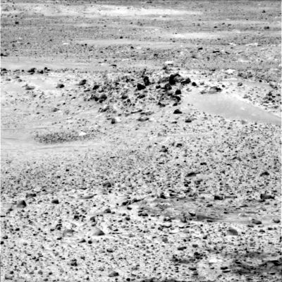 Sol 4: air-bags tracks, stones and debris around Spirit
La qualità di questo frame non è certo buona, ma quello che si riesce a vedere non è difficile da decodificare: qualche traccia dei rimbalzi del "bozzolo di airbags" in cui Spirit era contenuto (due, molto chiare, in basso a Dx ed una - probabile - a circa mezza altezza, verso Sx); una dunetta allungata, ma di modeste dimensioni (a Dx) e poi, in alto e sullo sfondo, un panorama fatto di aree sabbiose e di zone traboccanti di rocce di piccole e medie dimensioni.
Attenti a queste rocce perchè molti Ricercatori (USA) vedranno in esse degli artifacts di varie forme e dimensioni, ma pur sempre di natura artificiale. La nostra opinione circa questi presunti artifacts Marziani l'avevamo già espressa chiaramente in passato, ma la ripetiamo per coloro che non la ricordassero o per quanti non avessero letto tutti i commenti ai frames NASA che sono raccolti sul Sito Lunar Explorer: si tratta di opinioni, peraltro piuttosto azzardate e comunque assolutamente prive di elementi decisivi di supporto.
Parole chiave: Mars Panorama
