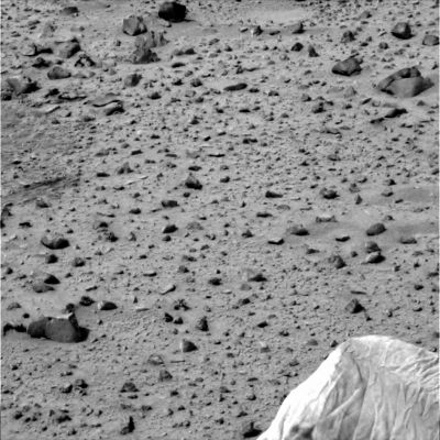 Holes in the rocks?!? - Sol 7
Il titolo di questo frame parla e spiega tutto: buchi nelle rocce? Si, e diremmo anche tanti...
Uno dei primissimi enigmi proposti nelle e dalle immagini di Spirit: e siamo solo al suo Sol numero 7!
Parole chiave: Mars rocks, sand and debris - Controversial image