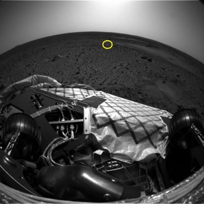 Little Spark... (1) - Sol 11
Dai frames meno "taroccati" della Saga del MER Spirit, il nostro Dr Barca ci segnala l'occorrere di un evento che, nella sua (apparente inusualità), si sarebbe poi ripetuto tante altre volte, sia in Area Gusev Crater, sia in Area Meridiani Planum.
Di che cosa si tratta?
Di una piccola "scintilla" (spark) che si accende sulla superficie Marziana e che poi, improvvisamente come era apparsa, scompare.

Ma se in svariati frangenti (specie in Area Meridiani) la possibile Anomalìa di Superficie poteva anche risolversi in un photoartifact, in questo caso specifico la sua nitidezza e ripetitività (per ben tre frames consecutivi) ci convince del fatto che si sia trattato di qualcosa che non è solo "strano", ma anche (ed estremamente) reale.
Parole chiave: Martian Surface - Controversial