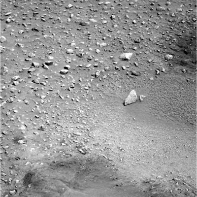 Sol 11: "Martian Berries" near Spirit?
Un frame interessante e, a suo modo, raro: si, perchè se i 'Frutti di Bosco Marziani' sono comunissimi nell'Area di Meridiani Planum, altrettanto non si può dire per Gusaev Crater.
Comunque, in questo primo piano del suolo che si trova accanto al nido del Rover, ci sembra di riconoscerli (anche se sembrano più piccoli dei berries di Meridiani e - decisamente - meno fitti).

Voi che dite?
Parole chiave: Mars rocks, sand and debris