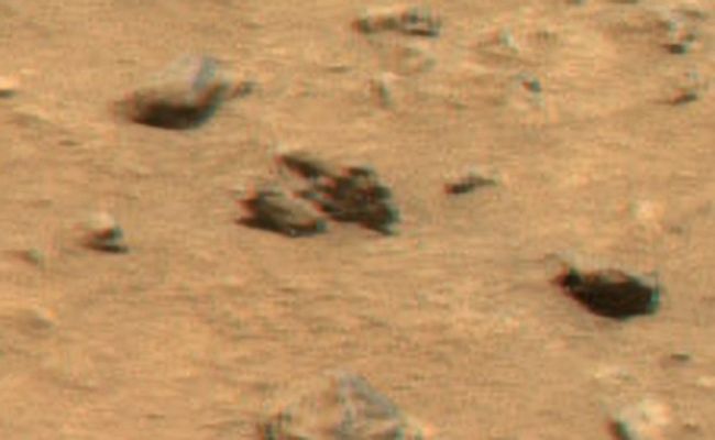 The shell named "Ginny" - Sol 14 (EDM n.1 - possible True Colors; credits: NASA/JPL-Caltech) 
Elaborazione al massimo delle nostre possibilità tecniche: super detail mgnf e stretching massimo del dettaglio conosciuto come "Ginny": una sorta di conchiglia (?) Marziana individuata nei primissimi Soles di Spirit.
Intuizione corretta o svista da eccesso di ricerca (leggi "stanchezza")?...

Ai Posteri l'ardua sentenza.
Parole chiave: Martian Surface - Unusual Surface Feature