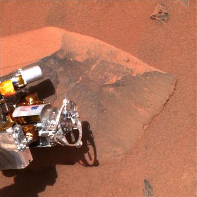 Adirondack - Sol 15 (Approximate True Colors; credits: NASA/JPL-Caltech)
Caption NASA:"This image shows the Mars Exploration Rover Spirit's "hand," or the tip of the instrument deployment device, poised in front of the rock nicknamed Adirondack, the rover's first science target since developing communication problems over two weeks ago. In preparation for grinding into Adirondack, Spirit cleaned off a portion of the rock's surface with a stainless steel brush located on its Rock Abrasion Tool (RAT). The image was taken by the Rover's Panoramic Camera - or PanCam, for short".

Nota Lunexit: ancora una delle primissime immagini a colori provenienti da Spirit la quale è stata ripresa all'inizio del suo viaggio verso le Columbia Hills. Noi abbiamo notato, in particolare, il colorito "arancio-vivo" delle sabbie dell'Area di Gusaev Crater: un colorito "autentico" - a detta della NASA - il quale, tuttavia, "sbiadirà" progressivamente e senza nessuna apparente ragione. Insomma: i colori di Marte, nei primi giorni di Spirit (ed Opportunity), erano più "vivaci" (e se non ci credete, controllate pure le immagini); con il tempo (e le sempre più sofisticate tecnologie utilizzate...) si sono attenuati, sino a diventare - oggi - così "anonimi" da lasciare perplessi. 
Anzi, non sono soltanto anonimi: sono, a nostro modesto parere, totalmente (o quasi) falsi.
Parole chiave: Mars rocks, sand and debris
