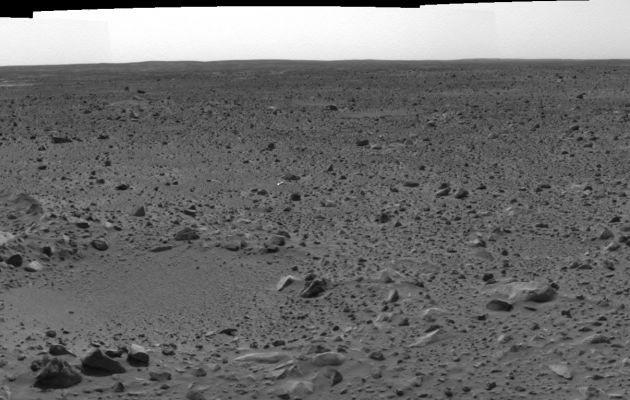 A very BIG (!) Surface Anomaly from Sol 53 (RAW b/w NASA Original frame)
Guardate attentamente l'immagine: focalizzate la Vostra attenzione sopra un dettaglio, piccolo ma luminoso, a mezza altezza dell'immagine, leggermente spostato verso la Sn dell'Osservatore. Vi anticipiamo subito che si tratta di un'Anomalia a tutti gli effetti e che, purtroppo, non abbiamo trovato altri frames che la riprendessero meglio o più da vicino. Tuttavia una cosa l'abbiamo notata...
Parole chiave: Controversial image