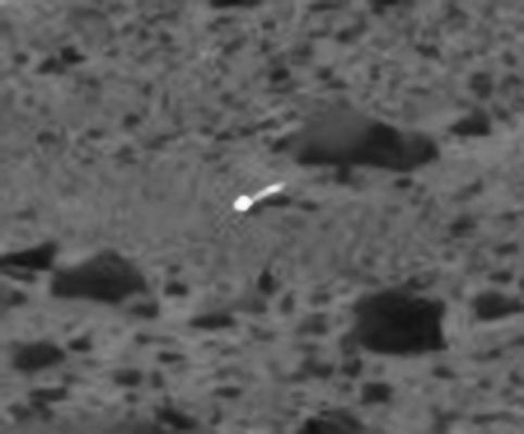 Surface Anomaly on Sol 53 (EDM n.2)
A commento di questo frame solo una considerazione, polemica ma, a nostro avviso, necessaria: la Scuola del Prof. Hoagland, come già abbiamo più e più volte detto e ribadito, suppone che Marte sia stato già abitato in un passato (più o meno remoto) e che la sua superficie è piena di manufatti, di ogni tipo.
A sostegno della loro Tesi, le immagini di (presunti) Manufatti Marziani, fra le pagine di "Enterprise Mission", abbondano e, come sapete, su ciò che ci viene mostrato ci sarebbe un pò da discutere ed un pò da ridere.
Ciò su cui, invece, non si può nè discutere, nè ridere, è questo "oggetto" (usiamo le virgolette perchè non si può essere sicuri di nulla): un oggetto non visto da Hoagland, nè dalla NASA, nè dall'ESA, nè dal CICAP etc.. Un oggetto non visto - praticamente - da nessuno.

Già: forse uno dei pochissimi ed indiscutibili Martian Artifacts (assieme alla Silver Sphere, ad esempio) sui quali si potrebbe aprire una Tavola Rotonda, è davanti a tutti: chiaro, luminoso e metallico, ma non lo vede nessuno: nemmeno quelli che riescono a vedere l'impossibile. 

E' proprio vero: se si cerca la Cattedrale sepolta nella sabbia, il giorno in cui ci si trova davanti ad un mattone, non lo si riconosce. E viceversa...
Parole chiave: Extremely Anomalous Surface Feature - Possible Artifact