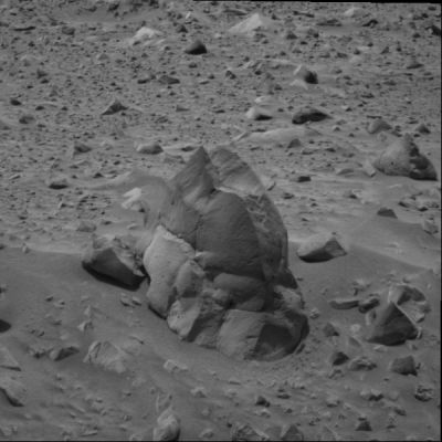 Humphrey and the 'Magic Stone' - Sol 53
"Humphrey" è la roccia in primo piano (un possibile ejecta arrivato dal non lontano Bonneville Crater, dicono alla NASA), ed è una roccia (basaltica?) certamente interessante. Ma decisamente più interessante, a nostro avviso, è vedere quello che succede all'altra roccia che si trova sulla Vostra Dx, proprio a ridosso del lato Dx del frame e circa all'altezza del margine superiore di "Humphrey".
E' una roccia 'strana', caratterizzata da un foro, o qualcosa di simile, che si può vedere sul suo lato lungo e da una crepa, posta sul suo lato corto (o frontale) dalla quale sembra uscire 'qualcosa' (come una protuberanza rocciosa...). 
Questa roccia, tra un Sol e l'altro, cambierà forma (nota: c'è una lunga descrizione di questo fenomeno nella Sez. "Mars Spirit Anomalies").

State a guardare...
Parole chiave: Mars rocks, sand and debris - Highly Controversial image