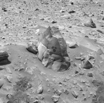 Humphrey and the 'Magic Stone' - Sol 61
Humphrey è stato piallato, ripulito e leggermente eroso dal RAT (Rock Abrasion Tool) del Rover - i tre cerchi scuri che appaiono be visibili in alto, quasi sulla 'testa' di Humphrey, sono inequivocabili.
Così come inequivocabile è la nuova trasformazione di Magic Stone che, ancora una volta, ci mostra la sua protuberanza rocciosa mentre si sporge da un'ampia crepa che contraddistingue il lato suo frontale.

Noi, tempo fa, quando commentammo questa sequenza per la prima volta, alla fine optammo per l'illusione ottica, cagionata dai cambi di filtro/colore e dai cambi di prospettiva. Oggi, ad oltre un anno di distanza ed alla luce delle innumerevoli - e similari - stranezze che abbiamo visto su Marte e che sono tutte rimaste ignorate dalla NASA e dai media - anche quelli di settore - ci siamo ricreduti: Magic Stone è una roccia anomala e ciò che le accade è inspiegabile. Se un 'trucco' c'è, allora è Made in NASA; se non c'è trucco, allora Magic Stone NON E' una roccia.

Le Vostre opinioni saranno benvenute.
Parole chiave: Mars rocks, sand and debris - Highly Controversial image