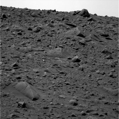 Rocky panorama on Sol 64 (2)
In questo frame, in alto, proprio a ridosso della linea dello skyline e leggermente verso la Vostra Dx, c'è un boulder la cui forma è  davvero molto strana: noi notiamo che c'è un rilievo (una specie di scanalatura") che lo cinge e che sembra dividerlo in 2 sezioni: una più liscia ed una più "lavorata".
Attenzione: noi non crediamo che si tratti di un manufatto - non ci sono elementi per supportare una simile idea -; noi ci limitiamo a chiederci che tipo di evento possa aver segnato questa roccia in una maniera così peculiare. La scanalatura, infatti (e se elaborate un pò l'immagine lo noterete subito...), è precisa e lineare: essa, insomma, non sembra proprio opera della Natura.
Parole chiave: Mars rocks, sand and debris - Controversial image