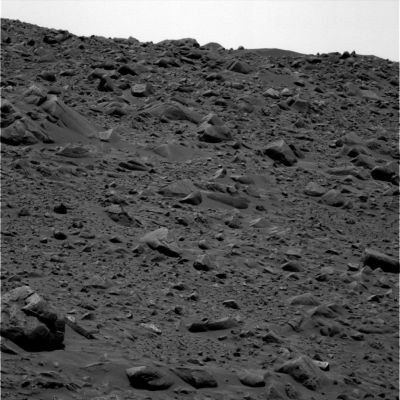 Rocky panorama on Sol 64 (3)
Certo è che, a ben guardare, in questo trittico di frames, di rocce che hanno forme curiose e "poco naturali" (tanto per usare un piccolo eufemismo) ce ne sono davvero tante.
Troppe, forse...
Parole chiave: Mars rocks, sand and debris - Controversial image
