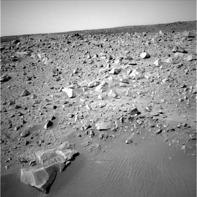 Approaching "Bonneville Crater" (1) - Sol 65
Caption NASA originale:"Right Navigation Camera Non-linearized Full frame EDR acquired on Sol 65 of Spirit's mission to Gusev Crater at approximately 14:10:46 MLT. NASA/JPL".

In primo piano, un altro 'hollow'; ad una quarantina di metri, il bordo (rim) di Bonneville Crater.
Parole chiave: Mars craters - Bonneville Crater