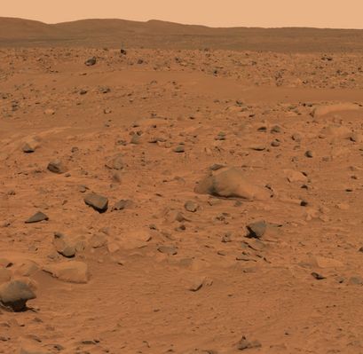 Bonneville Crater and a 360� panorama (12) - Sol 68
Un commento di chiusura per questa panoramica 'a tutto tondo' del Pianeta Rosso, Area Gusev Crater, così come appare agli occhi del Rover Spirit: la NASA ha precisato che questo Panorama è stato ottenuto in 'falsi colori'. Secondo noi il concetto di colori (veri o falsi), per quanto attiene Marte in particolare e la fotografia spaziale in generale, è molto delicato e semi-impossibile da elaborare in dettaglio. Insomma: fino a che punto si può dire che una lunghezza d'onda, misurata in nanometri, esprime un colore (ai nostri occhi) 'realistico' ed in quale momento questo supposto realismo diventa una 'falsità' (o un'esagerazione, come talvolta ci viene detto)? Lo spazio è tiranno, ma per esser brevi Vi diciamo che la disputa sui 'colori di Marte' (Hoagland docet) si sviluppa, in fondo, sul filo dei nanometri e quindi la verosimiglianza o la falsità di una colorazione, a parer nostro, finiscono solo con l'esprimere un'idea (speculativa) di chi elabora il raw-frame e non una realtà oggettiva e dimostrabile!
Parole chiave: Mars Panorama