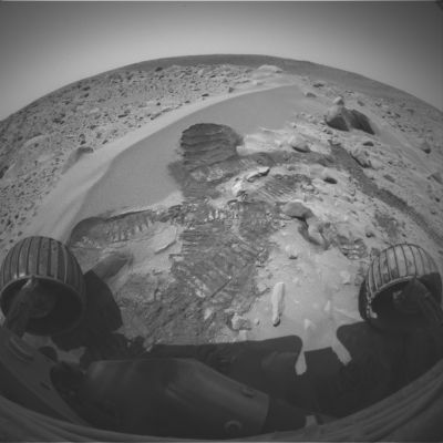 The trench inside the "sand-drift" - Sol 72
Caption NASA originale:"(...) This scar allows the Rover's instruments to see below the drift surface, to determine the composition of its materials. Initial results indicate that the drift material is similar to the basaltic sands that have been seen throughout Spirit's journey to Bonneville. 
The material DOES NOT seem to be the same as that inside the Crater. 

Two questions raised by these results are: why is the dark sand in the Crater not the same as the dark sand in the drift? And why are there two different dark soil-type deposits in such a small place?".

Forse perchè il Cratere Bonneville NON E' quello che si pensa (e cioè un Cratere da Impatto)...E, a proposito, ma dove è finito l'Heat-Shield? Da questa ripresa dovremmo comunque essere in grado di vederlo...
Parole chiave: Mars rocks, sand and debris