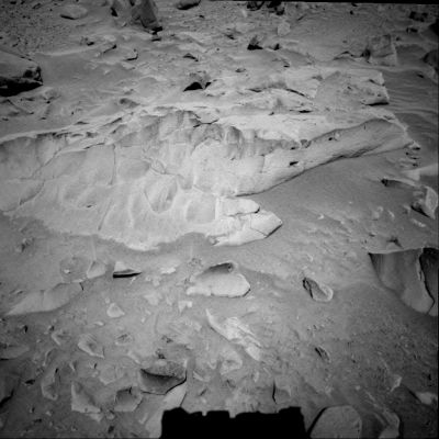 Mazatzal: the rock of sugar... - Sol 76
Caption NASA originale:"Spirit took this NavCam image of the 2-mt-wide (6,6-foot-wide) rock called "Mazatzal" on sol 76, March 21, 2004. Scientists intend to aggressively analyze this target with Spirit's MI, Mössbauer Spectrometer and APXS before brushing and digging in with the RAT. Mazatzal stood out to scientists because of its large size, light tone and sugary surface texture. It is the largest rock the Team has seen at the rim of Bonneville. It is lighter-toned than previous rock targets Adirondack and Humphrey. Its scalloped pattern may be a result of wind sculpting - that is a very slow process in which wind-transported silt (---->fango/melma) and sand abrade the rock’s surface, thus creating depressions. 
This leads scientists to believe that Mazatzal may have been exposed to the wind in this location for an extremely long time. The name "Mazatzal" comes from a mountain range and rock formation that was deposited around 1,2 billion years ago in the Four Peaks Area of Arizona".
Parole chiave: Mars rocks, sand and debris - Controversial image