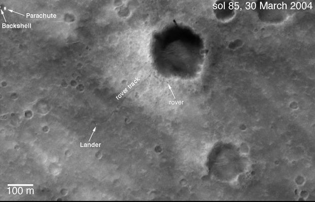 Bright Back-Shell&Parachute, dark Heat-Shield... - Sol 85
Questo frame dovreste studiarlo in parallelo con il frame MGS relativo al Sol 223. Le incongruenze sono tante, ma noi ne portiamo alla Vostra attenzione solo 2 (le più grandi, a nostro parere):
1) Back-Shell e Paracadute brillano al Sole e si vedono, di un bel bianco brillante - la Back-Shell è metallica, non dimentchiamolo... -, proprio nel margine alto del frame, alla Vostra Sx. L'Heat-Shield, anch'esso metallico e più grande della Back-Shell (e che abbiamo visto 'brillare' al Sole nelle riprese effettuate dal suolo), NON c'è. Ad ore 12 di Bonneville Crater c'è solo una striscia nera e del bianco metallico dello Scudo Termico non è rimasto nulla.

2) il cratere che vedete in basso, sulla Dx, è il Missoula Crater, accanto al quale - dice la NASA - sarebbe passato il Rover Spirit. Sarà anche vero, ma DOVE SONO i frames relativi all'interno del cratere che Spirit avrebbe ottenuto mentre passava sul suo bordo - e si fermava per qualche Sol -, prima di proseguire verso le Columbia Hills?
Parole chiave: Mars from orbit - Landing Sites
