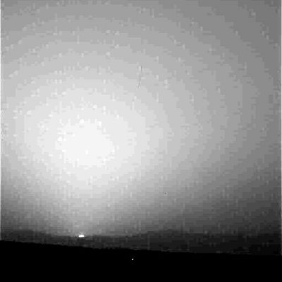 Dawn over Gusev Crater (2) - Sol 94
Lo vedete, mentre il Sole spunta da dietro il nebbioso orizzonte di Marte, quel punto luminoso che splende sul nero di un paesaggio ancora in parte immerso nelle ultime ombre della notte? Ebbene NON è un photo-artifact e NON è un difetto dell'immagine e, secondo noi, NON è neppure il (presunto) Heat-Shield...
Parole chiave: Postcards from Mars