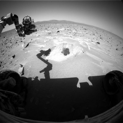 "Daisy" on "Route 66" - Sol 99
Caption NASA originale:"This image taken by the Front-Hazard-Avoidance Camera on the MER Spirit on Sol 99 shows the rock dubbed 'Route 66' and a flower-shaped brush mark ('Daisy') made by the Rover's RAT. The image was taken after a four-day break for flight software updates and confirms that these updates were successful".
Parole chiave: Mars rocks, sand and debris