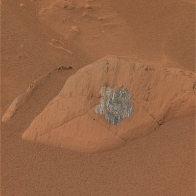 Daisy, in approximate true colors - Sol 100
Caption NASA originale:"(...) The purpose for these large brushings is to create a large enough patch of treated surface area for the Miniature Thermal Emission Spectrometer to analyze. Scientists had previously conducted a brushing like this one on the rock Mazatzal but the brushed area of Route 66 looks very different from the brushed area of Mazatzal, leading scientists to think that the rocks – although both light in tone – actually have different coating types".
Parole chiave: Mars rocks, sand and debris