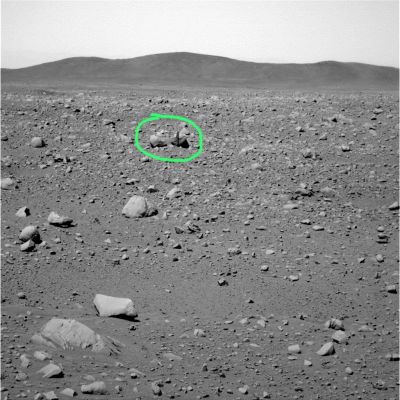 Fractured rocks or "impossible" rocks? - Sol 102
Un particolare ringraziamento per questa ed altre immagini che mostrano dettagli controversi va all'Amico Carmine Fortunato (complimenti anche al suo Sito - http://luky.altervista.org/) il quale, dimostrando un buon occhio ed una notevole sensibilità, ci ha inviato una serie di frames che paiono contenere dettagli quantomeno anomali. 
Il Sig. Fortunato ritiene che sia giusto portare a conoscenza dell'Opinione Pubblica anche i più piccoli dettagli 'curiosi e bizzarri' di questi affascinanti panorami, ed il motivo è proprio nel fatto che quello che guardiamo non è il "giardinetto di casa", bensì un frammento di un Mondo lontano il quale, dopo aver catturato l'immaginario collettivo e dopo essere stato, sia pure solo roboticamente, conquistato, è ancora tutto da esplorare e da comprendere.
Noi siamo d'accordo con Carmine, ma la NASA e l'ESA, a quanto pare, la pensano in maniera MOLTO diversa da noi...Comunque: occhi aperti e continuiamo nel nostro lavoro. Qualcosa accadrà, prima o poi...

Cerchiatura Verde: una coppia di macigni bizzarri (uno dei quali ha tutta l'aria di essere scomposto e fratturato), oppure un'alterazione digitale?
Parole chiave: Mars Panorama - Rocks, Outcrops and Boulders - Controversial