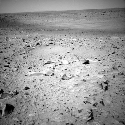Is this Missoula Crater? (1) - Sol 106
Abbiamo usato tutta la nostra pazienza per riuscire a trovare qualche immagine decente del Missoula Crater e, usando i dati ricavabili dalle riprese MGS relative ai Soles 85 e 223, siamo arrivati alla - ovvia - conclusione che quanto vedete in questo frame e nel successivo è il Missoula Crater.
Una anonima depressione del terreno che sembra più un 'grande hollow' piuttosto che un piccolo cratere. 
Dalla ripresa MGS - guardate bene anche Voi -, il Missoula Crater appare solo leggermente più piccolo del Cratere Bonneville e di analoga (o proprio appena inferiore) profondità. 
Nelle riprese dal suolo, invece, il Cratere Missoula - lo ribadiamo - diventa una specie di leggera depressione del terreno, appena distinguibile dal resto della pianura.

Come mai? Dov'è il problema?
Parole chiave: Mars craters - Missoula Crater