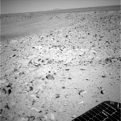 Is this Missoula Crater? (2) - Sol 106
E' naturale che alcuni rilievi della superficie di un pianeta (Marte, la Terra o qualsiasi altro corpo celeste) cambiano - visivamente -, a seconda che li si guardi dall'alto o dal suolo, ma un cambiamento così macroscopico e stupefacente a noi sembra poco credibile.
Ripetiamo il concetto e poi Vi lasciamo alle immagini: visto dall'orbita (via MGS) il Missoula Crater sembra molto simile, sebbene leggermente più piccolo e meno profondo, al Cratere Bonneville.
Visto dalla superficie, il Cratere Missoula si presenta come una leggera depressione del suolo, senza bordo e pareti (che pure si vedono nella ripresa orbitale) e con qualche leggera duna al suo centro (e questo è forse l'unico dato coerente fra ripresa dal suolo e ripresa orbitale).

Ora, giudicate Voi...
Parole chiave: Mars craters - Missoula Crater
