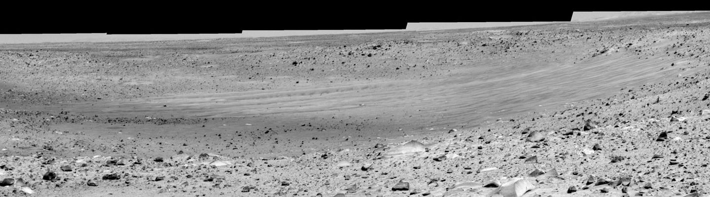Missoula Crater Panorama in HR (2) - Sol 114
Probabilmente la colpa è - anche - nostra (non dimentichiamo che tutte le volte in cui abbiamo avuto dei dubbi su qualche immagine la NASA non ha MAI risposto alle nostre richieste e questo fatto, oltre che indispettirci, ci ha anche reso diffidenti...), ma è pur vera la circostanza per cui i frames in arrivo da Marte presentano, molto spesso, delle notevoli incongruenze le quali non vengono (quasi) mai spiegate. Ciò premesso, noi - come da sempre - Vi esponiamo le nostre idee ed i nostri dubbi. 
Voi, comunque, avete il materiale e gli elementi per maturare un'opinione e poi...E poi il Tempo ci dirà chi ha visto giusto (semmai ci sarà stato qualcuno capace di tanto...)!
Parole chiave: Mars craters - Missoula Crater