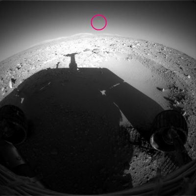 A Martian jet-plane is passing by?!? - Sol 122
Una immagine comunque bellissima, con l'ombra di Spirit che si allunga sul pietroso paesaggio Marziano; in cielo, nella cerchiatura, una specie di "sbuffo" che tanto ci ricorda la scia (non chimica) che viene lasciata da un jet in transito ad alta quota.

Oppure potrebbe essere un "raggio cosmico"...
Oppure un UFO...
Oppure un semplice photoartifact: decidete Voi! (E comunque sempre un plauso all'eccellente occhio del Dr Gianluigi Barca).
Parole chiave: Martian Panorama - Gusev Crater