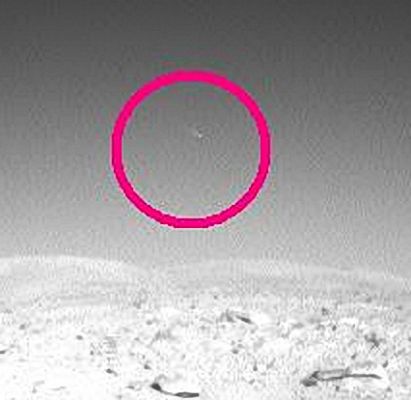 A Martian jet-plane is passing by?!? - Sol 122 (extra detail mgnf)
Il detail mgnf è buono e l'oggetto che spicca nel Cielo di Marte a noi non sembra proprio nè un "raggio cosmico", nè un photoartifact. Dunque che cosa rimane?!?
Parole chiave: Possible Anomaly