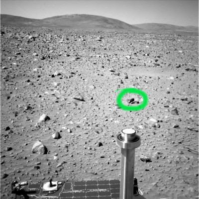 "Cylindrical Rock" - Sol 132
Un frame segnalatoci dall'Amico Carmine Fortunato il quale ci mostra, nella Cerchiatura Verde, una curiosa roccia levigata e dalla forma molto simile ad un cilindro. Un manufatto? 
Secondo noi no: solo un'altra - un'ennesima - "Martian Oddity"...
Parole chiave: Mars Rocks, Sand and Debris - Anomalous Surface Feature